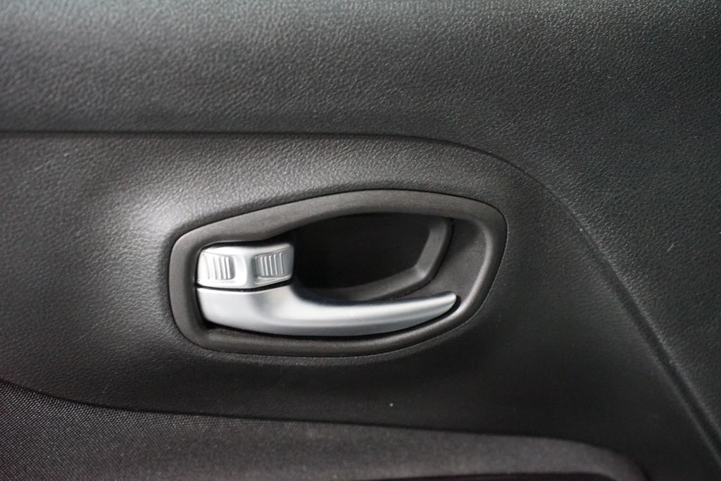 Thumbnail: 2020 Jeep Renegade - 30