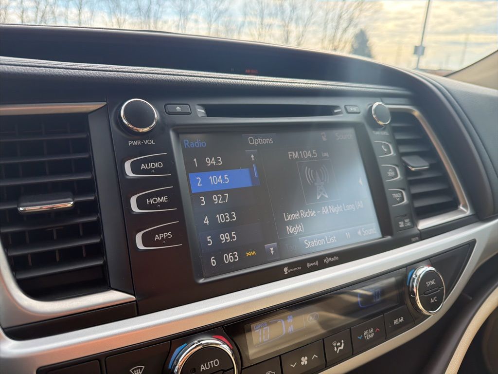 Thumbnail: 2017 Toyota Highlander - 30