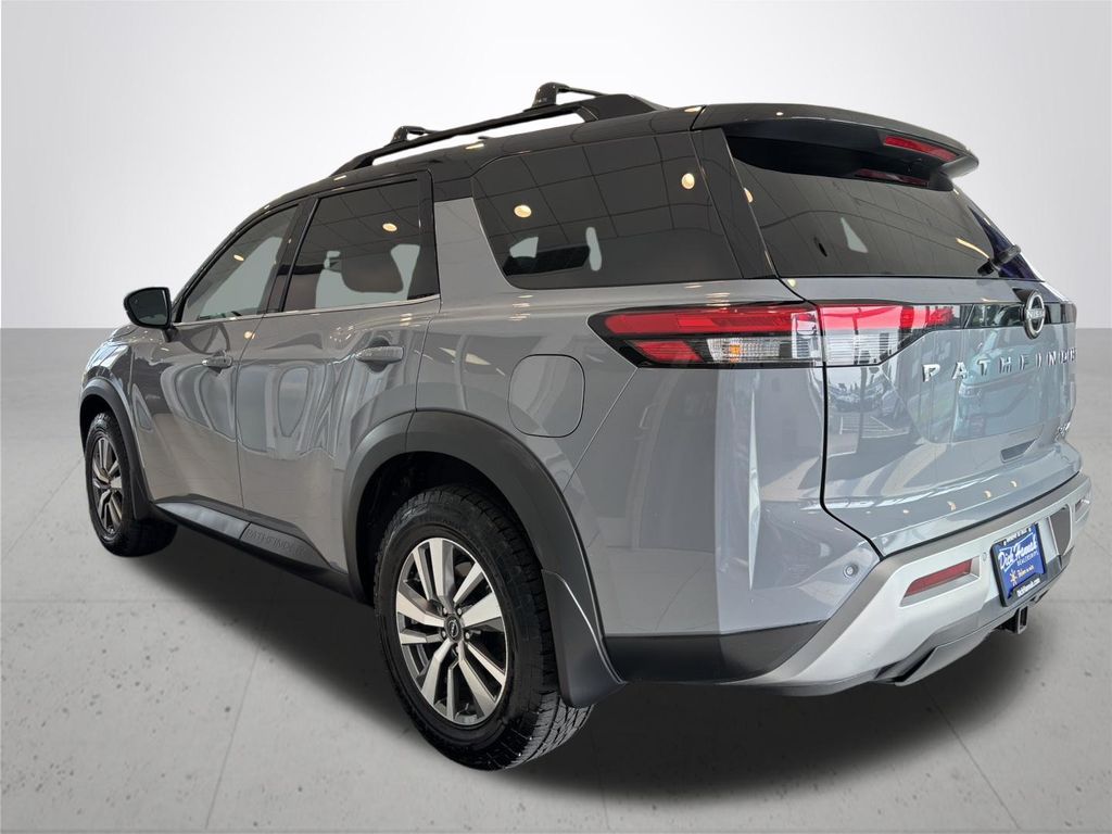2022 Nissan Pathfinder SL