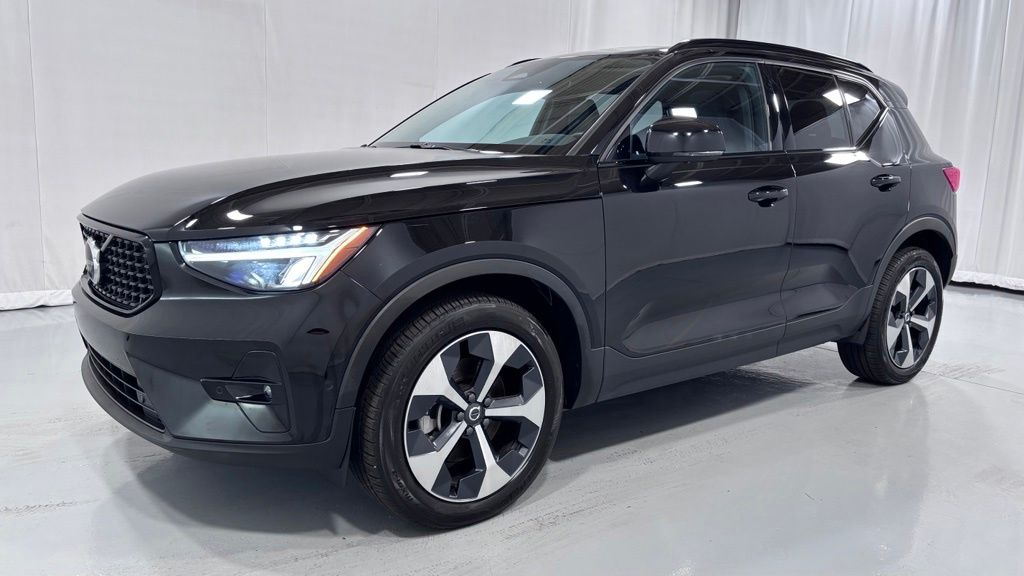 2025 Volvo XC40 B5 Plus Dark Theme AWD