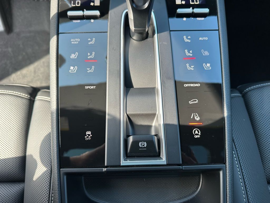 Thumbnail: 2026 Porsche Macan - 26