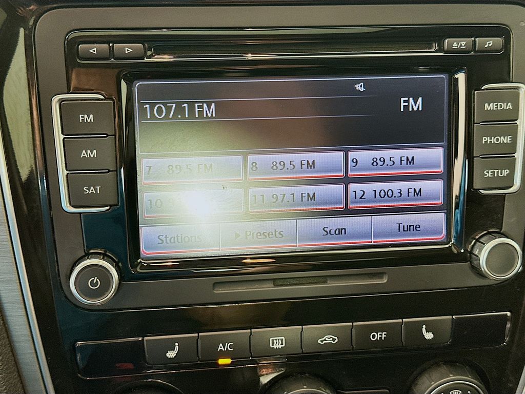 2014 Volkswagen Passat SE 14