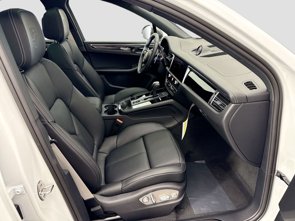 Thumbnail: 2026 Porsche Macan - 22