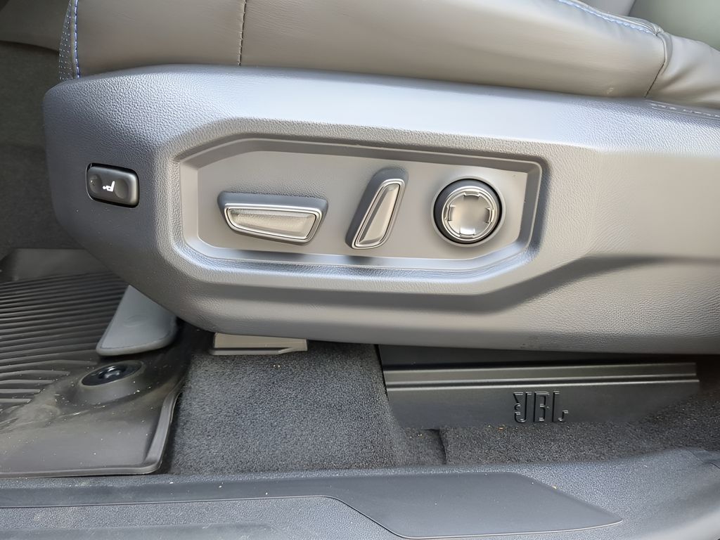 2025 Toyota Tundra Platinum - Photo 19