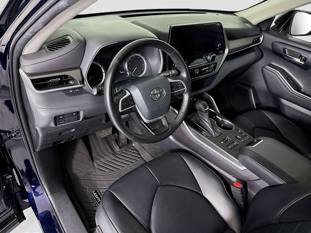Thumbnail: 2023 Toyota Highlander - 9
