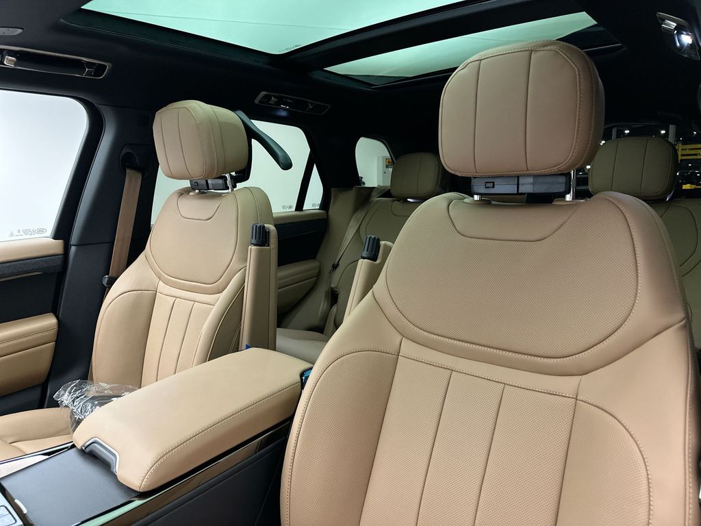 Thumbnail: 2025 Land Rover Range Rover Sport - 9