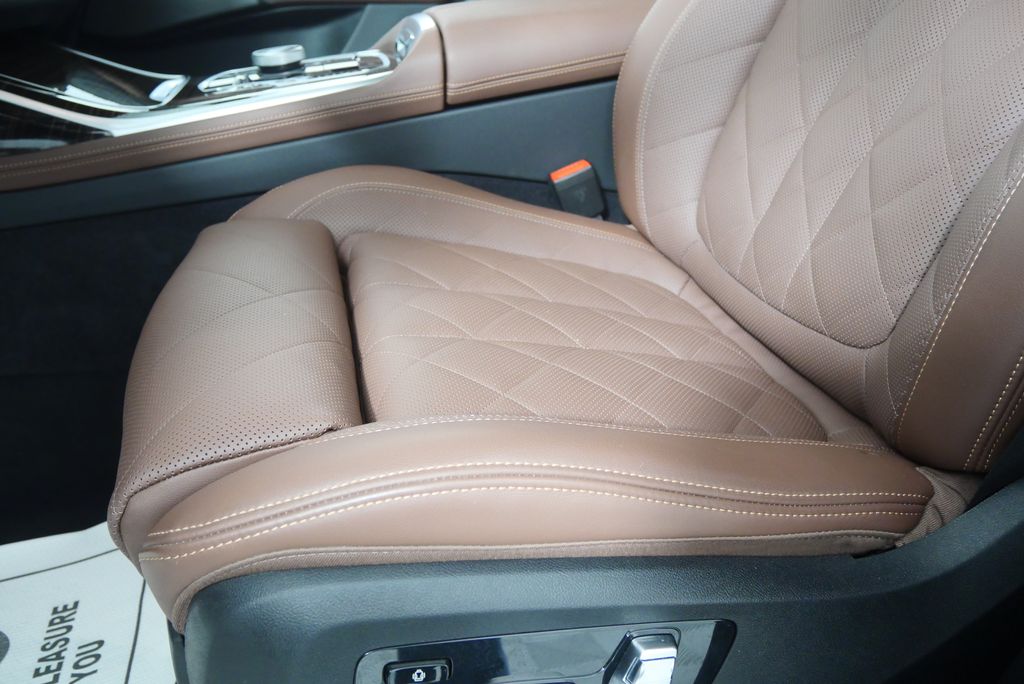 Thumbnail: 2026 BMW X7 - 9