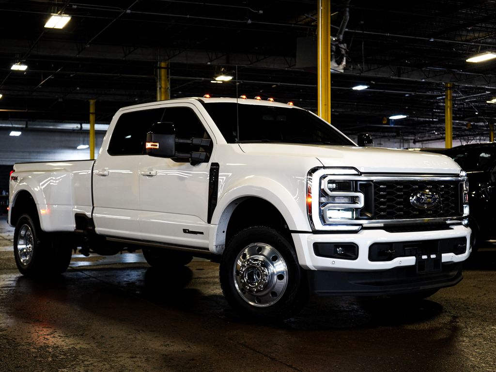 White Metallic 2025 Ford F-450 Super Duty Platinum Crew Cab LB DRW 4WD Pickup Truck Four-Wheel Drive Automatic