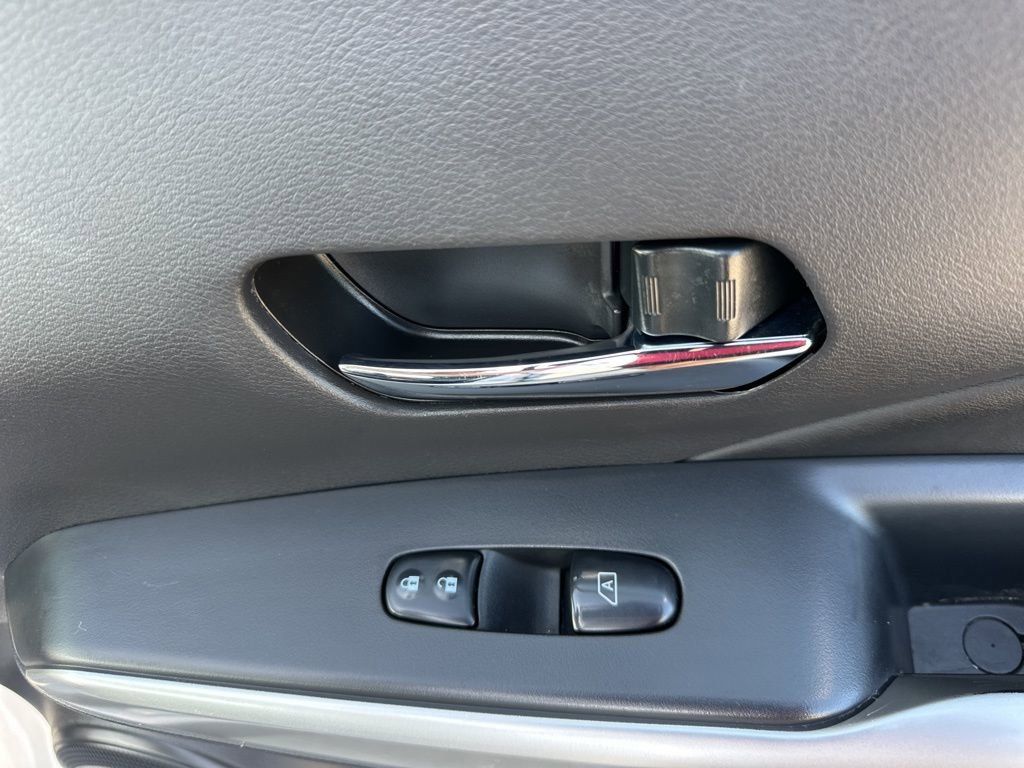 2020 Aspen White/Super Black Nissan Kicks SR FWD SUV