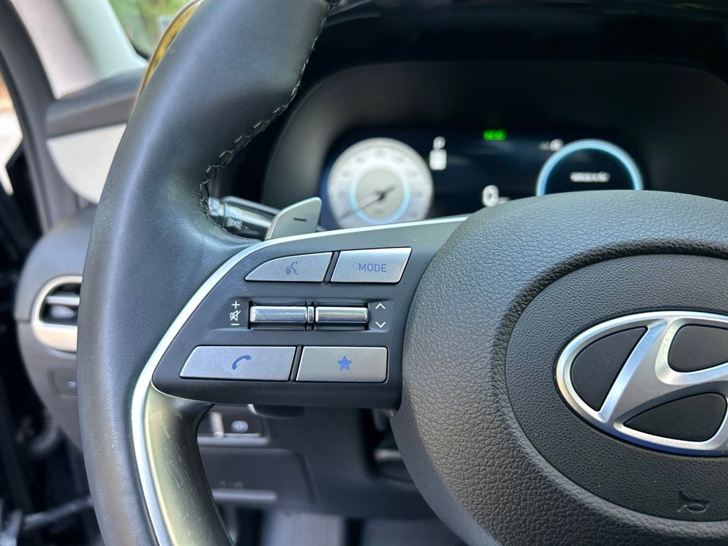 Used 2025 White Hyundai SEL Premium image 22