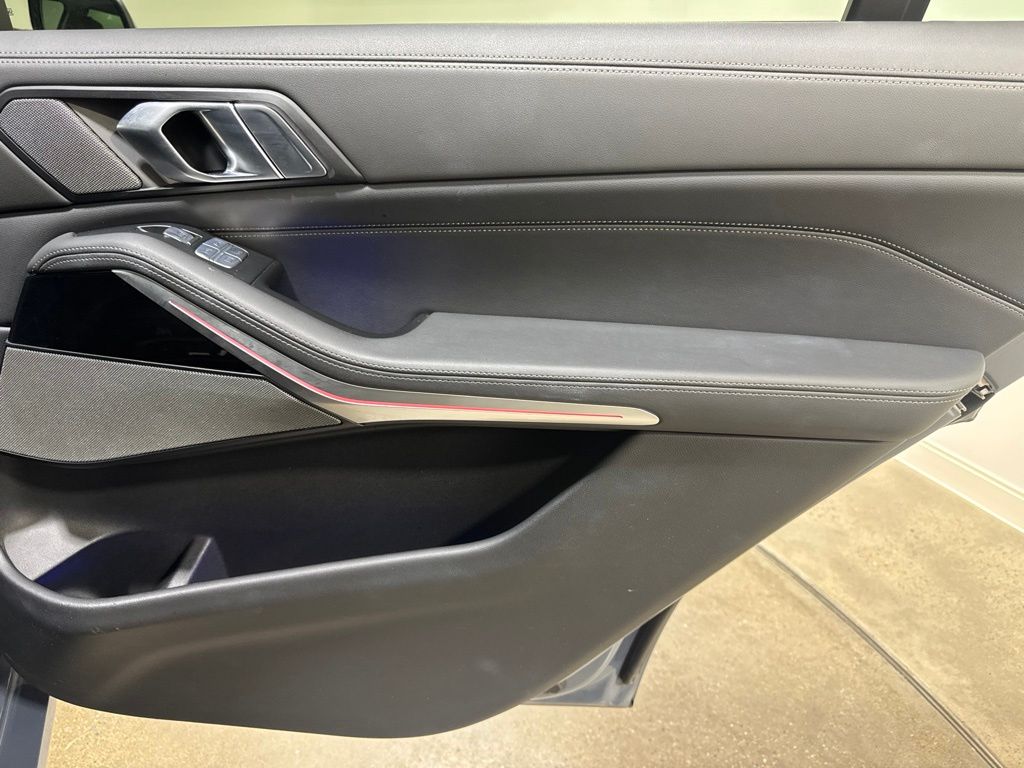 Used 2023  BMW xDrive40i image 23