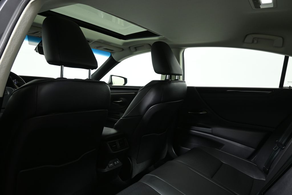 Thumbnail: 2020 Lexus ES - 32