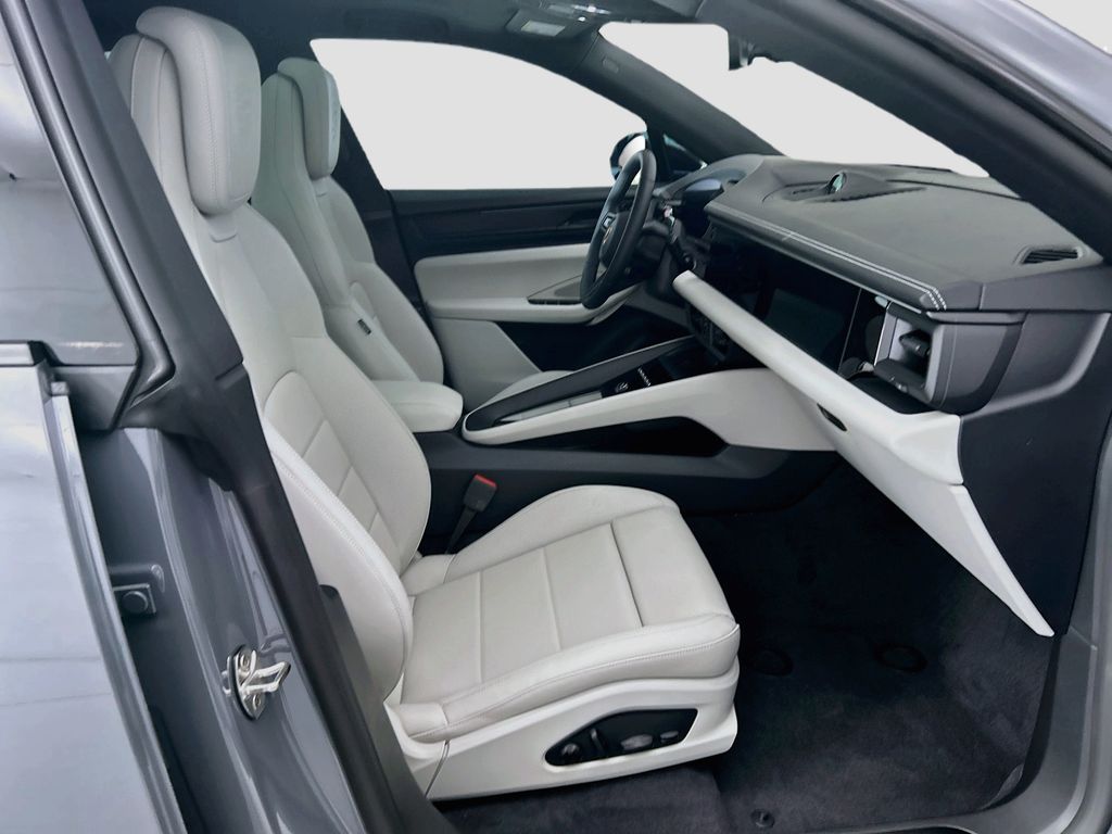 Thumbnail: 2026 Porsche Macan - 21