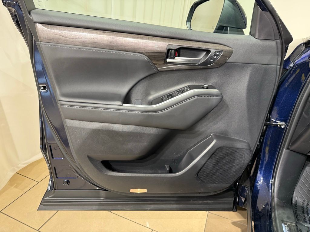 Thumbnail: 2025 Toyota Highlander - 15