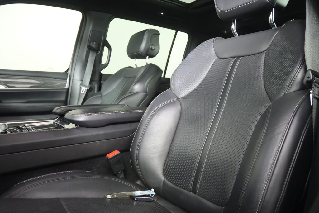 Thumbnail: 2022 Jeep Wagoneer - 11