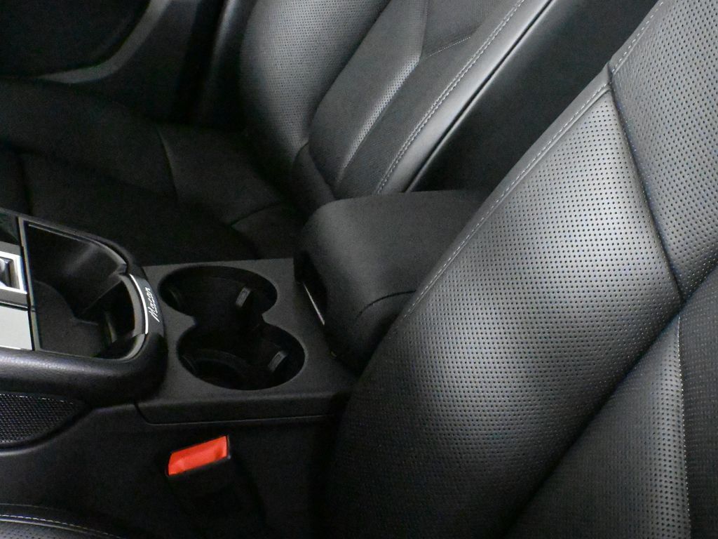 Thumbnail: 2026 Porsche Macan - 27