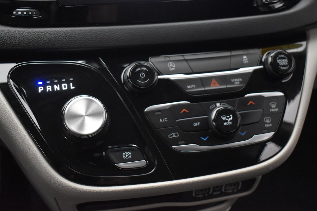 Thumbnail: 2023 Chrysler Voyager - 19