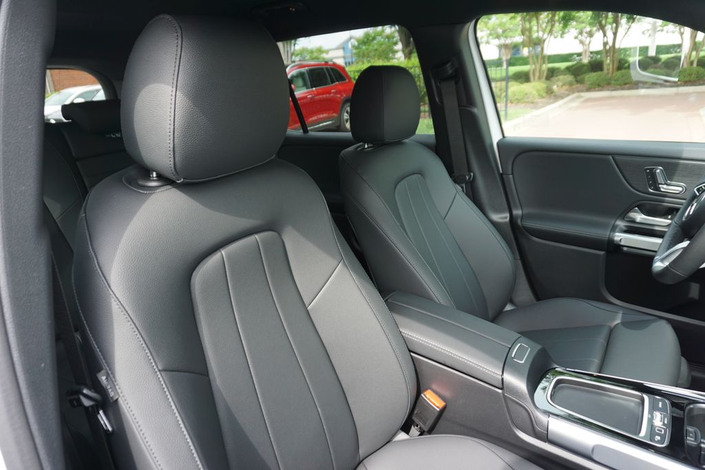 2025 Mercedes-Benz EQB 250+ 8