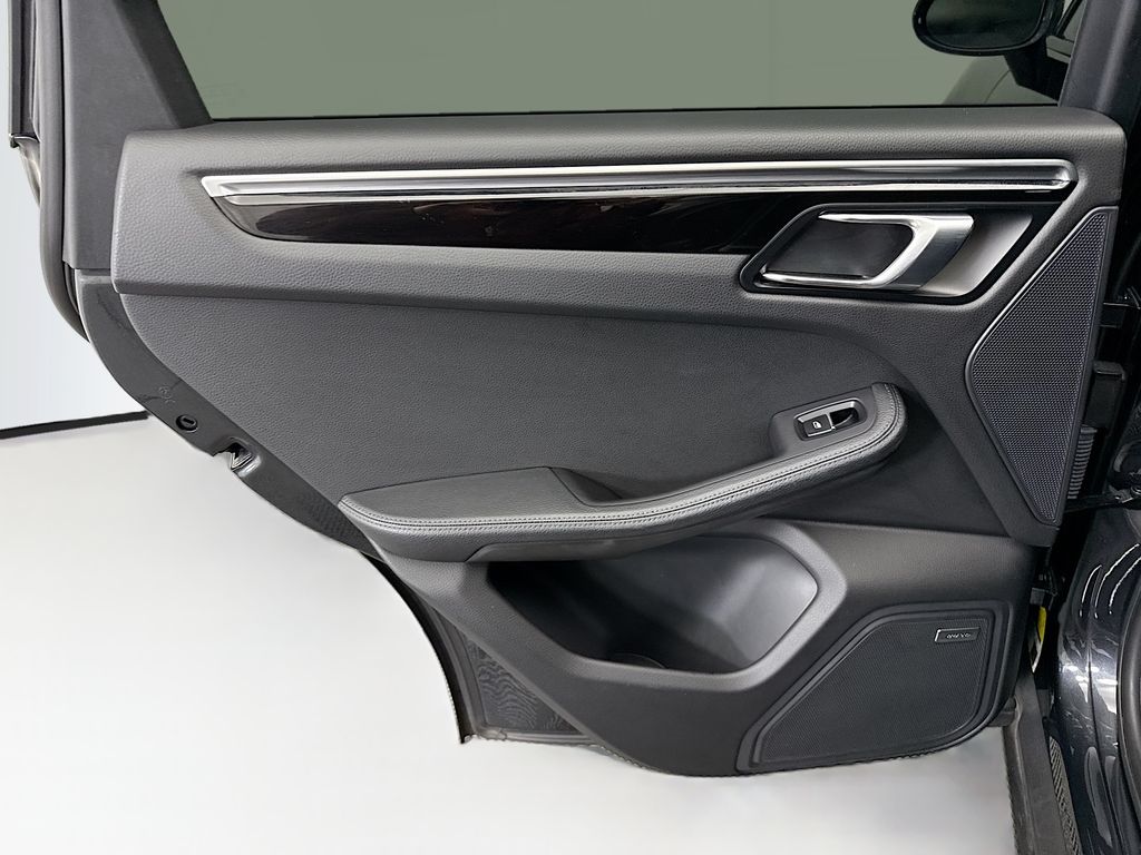 Thumbnail: 2017 Porsche Macan - 24