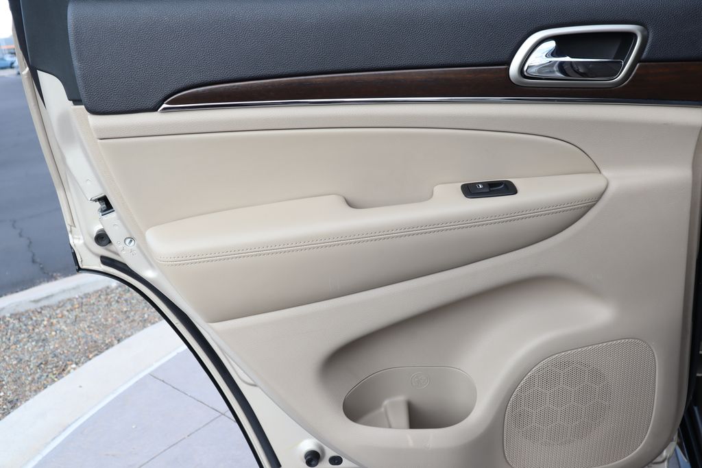 Thumbnail: 2015 Jeep Grand Cherokee - 25