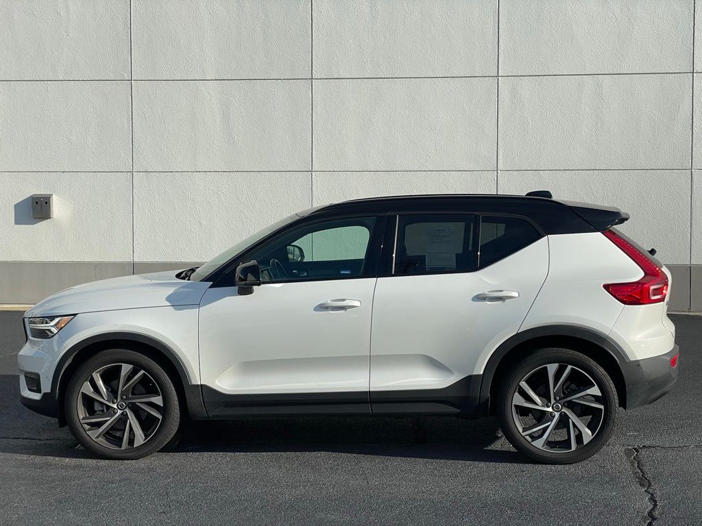 Thumbnail: 2021 Volvo XC40 - 2