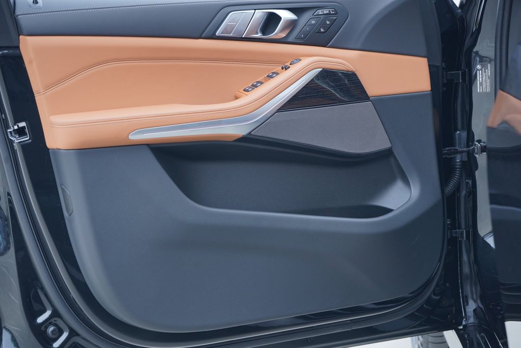 Thumbnail: 2026 BMW X7 - 9