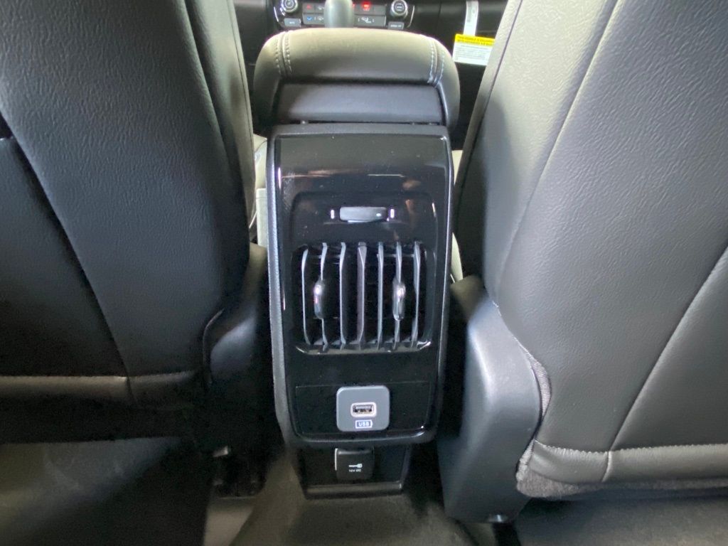 New 2022 Bright White Clearcoat Jeep Latitude image 28