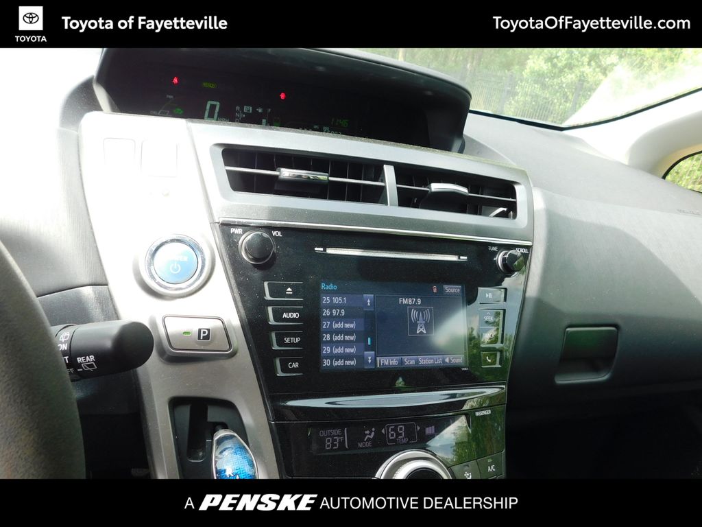 Thumbnail: 2017 Toyota Prius v - 9