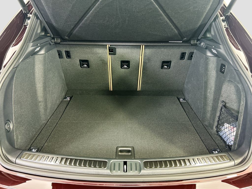 Thumbnail: 2026 Porsche Macan - 29