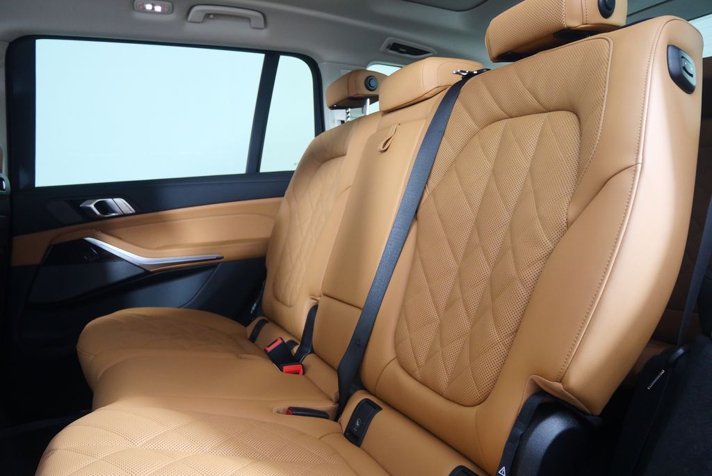 Thumbnail: 2026 BMW X7 - 15