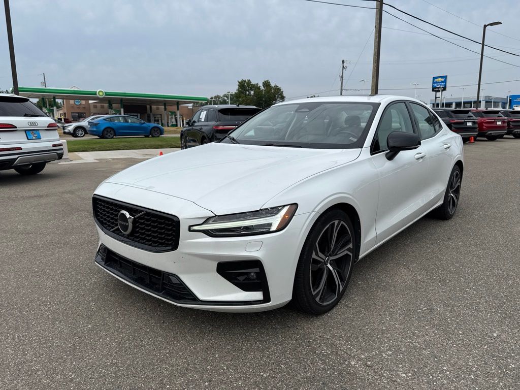 2024 Volvo S60 B5 Core Dark Theme FWD