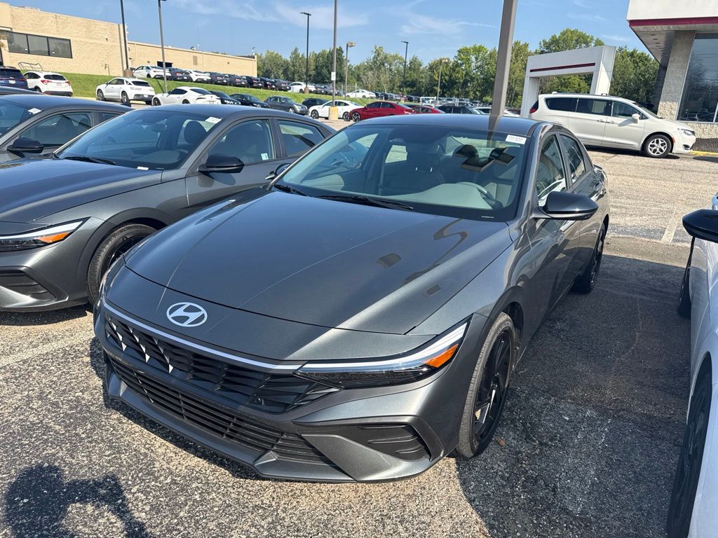 Amazon Gray 2026 Hyundai Elantra Sedan Front-Wheel Drive Continuously Variable Transmission