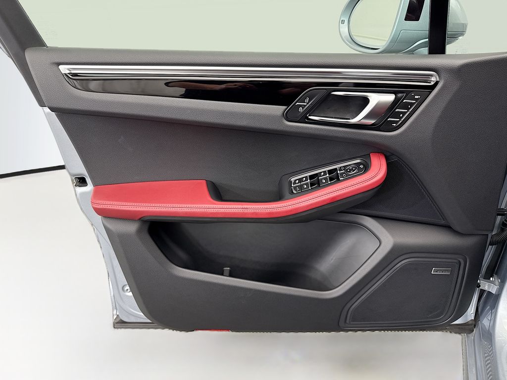 Thumbnail: 2025 Porsche Macan - 25