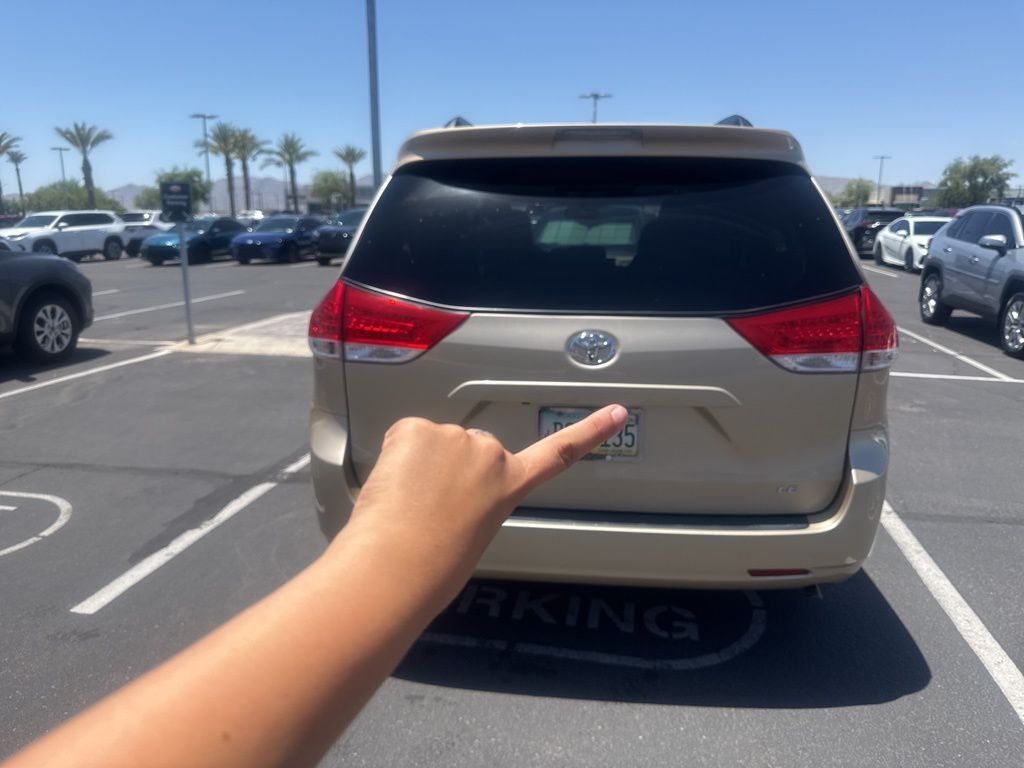 Thumbnail: 2014 Toyota Sienna - 4