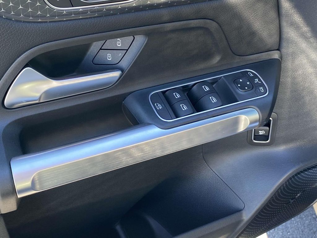 Thumbnail: 2025 Mercedes-Benz GLB - 17