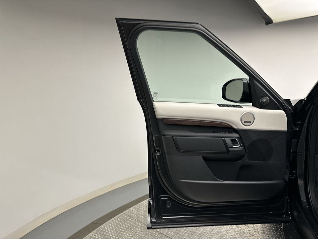 2024 Land Rover Discovery Dynamic SE 14