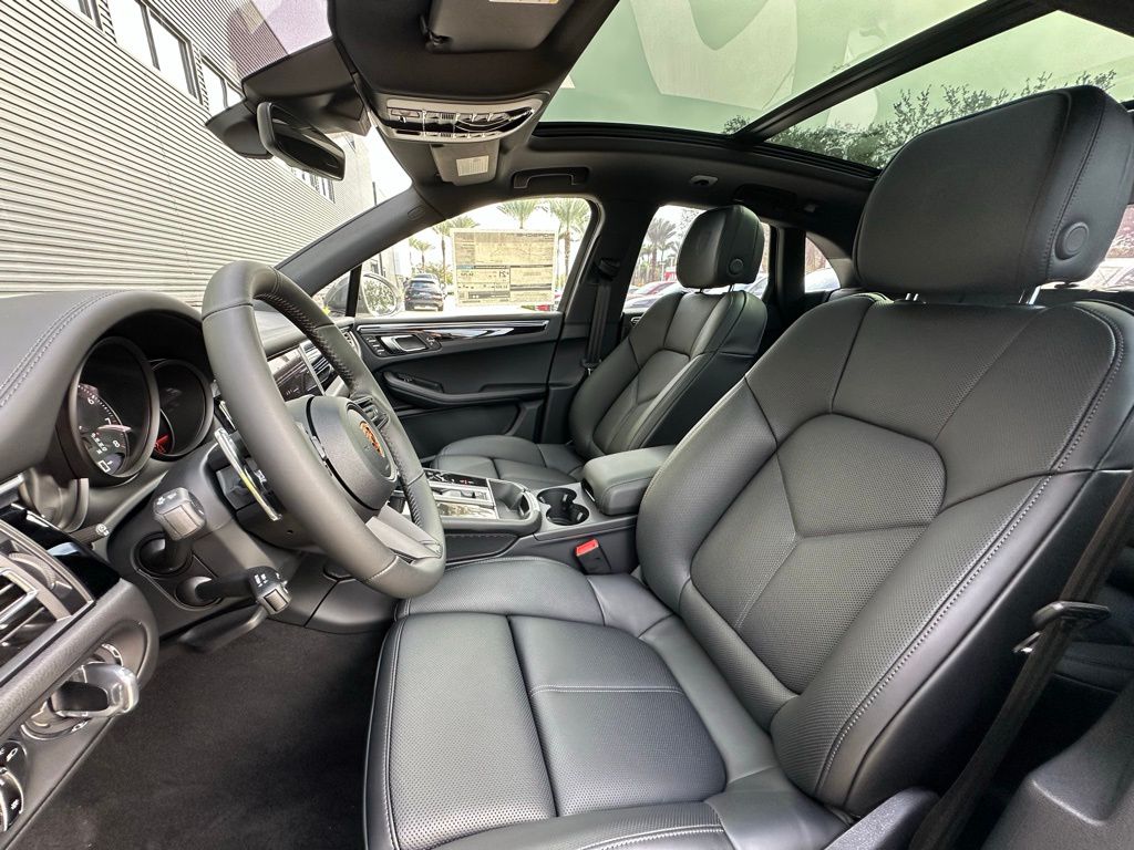 Thumbnail: 2026 Porsche Macan - 5