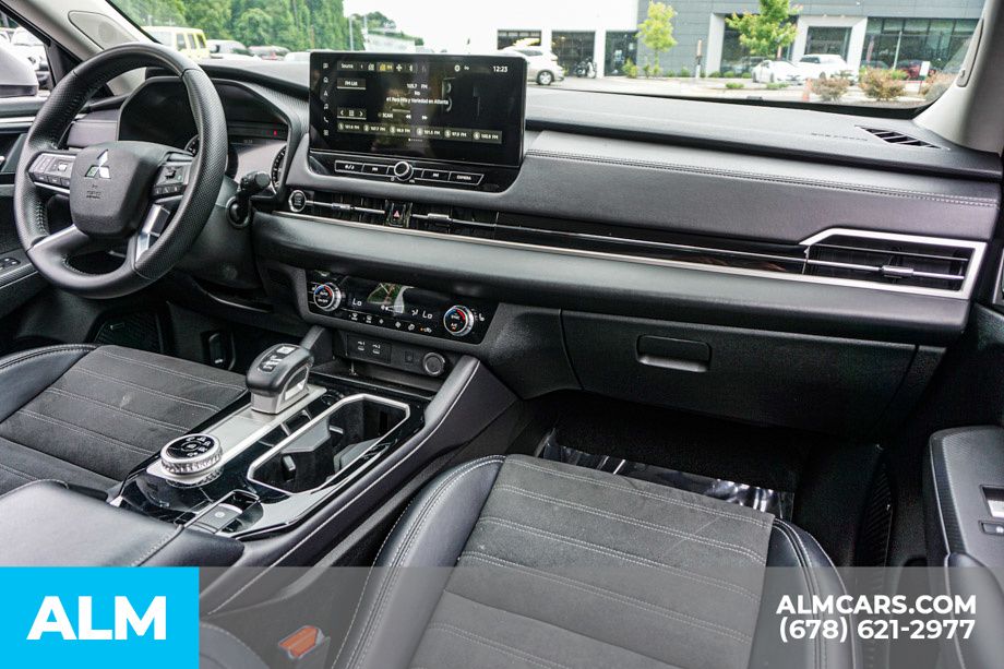 Used 2025 Silver Mitsubishi SE image 27
