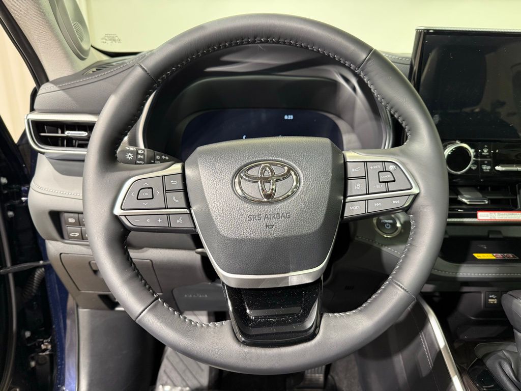 Thumbnail: 2025 Toyota Highlander - 25