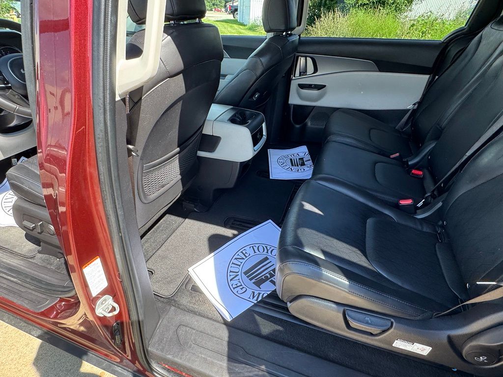 Used 2022 Kia Carnival Van