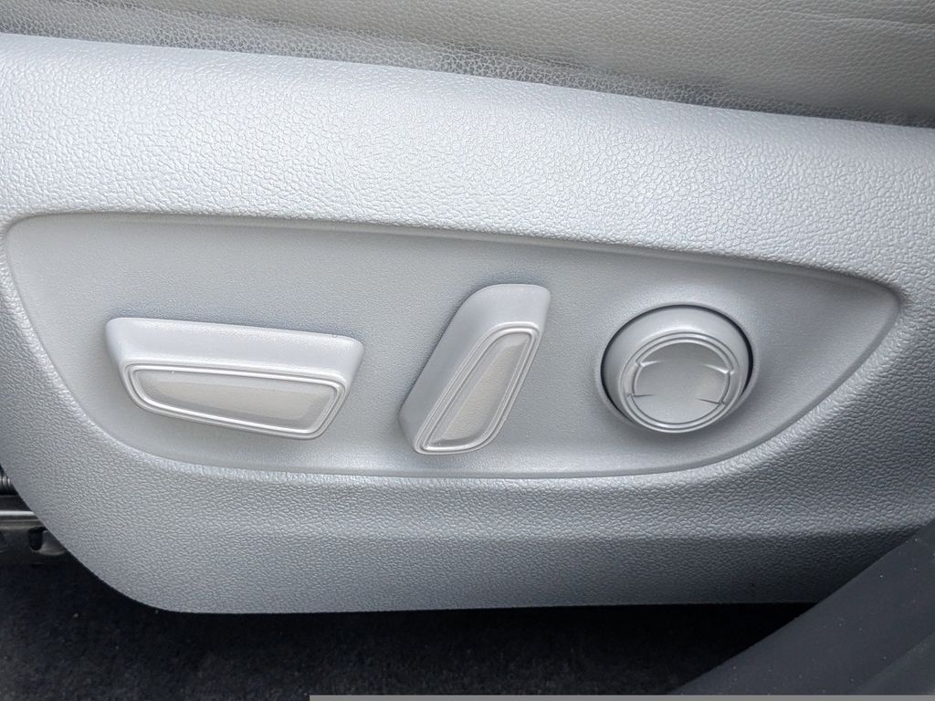 2023 Toyota Highlander Hybrid Platinum