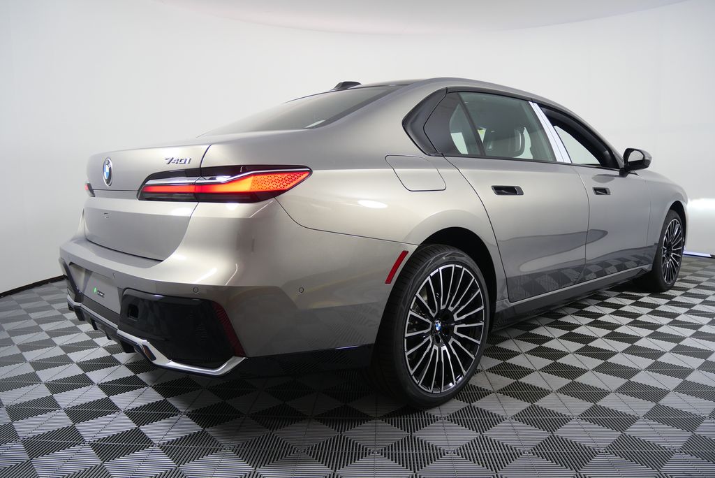 Thumbnail: 2025 BMW 7 Series - 3