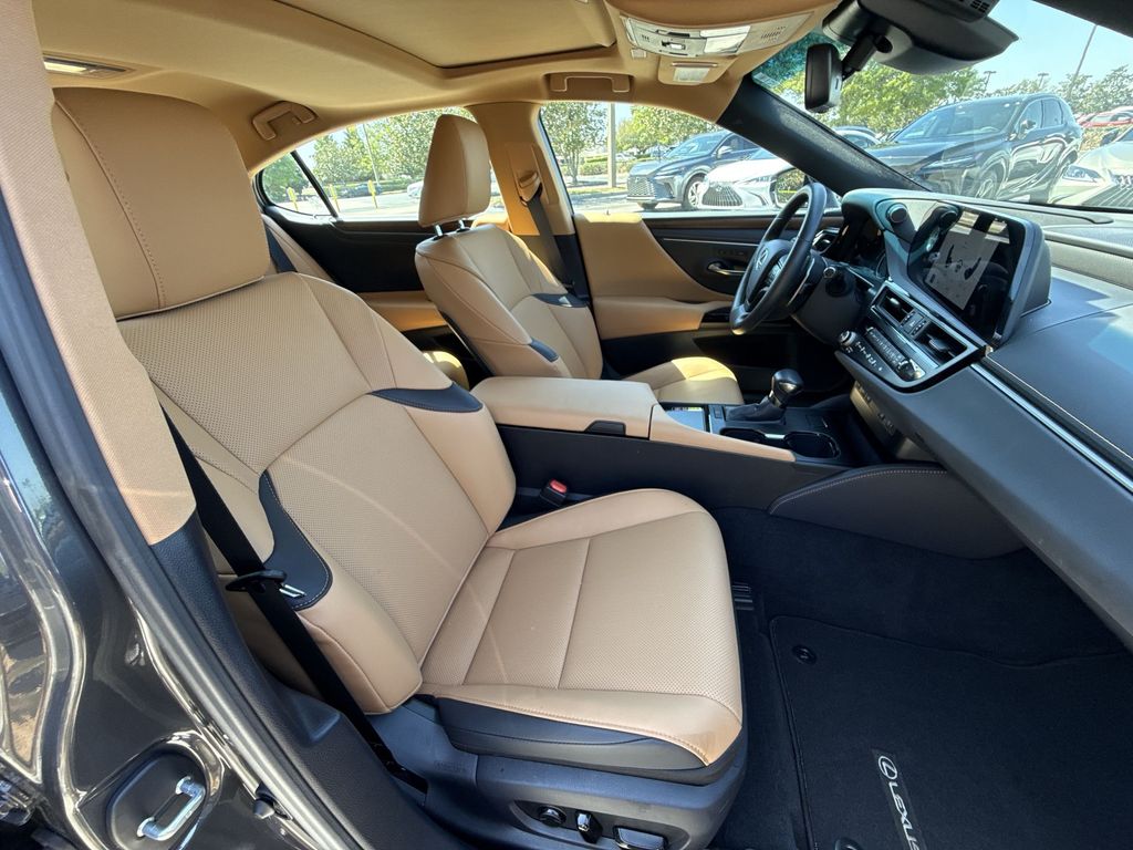 Thumbnail: 2025 Lexus ES - 16