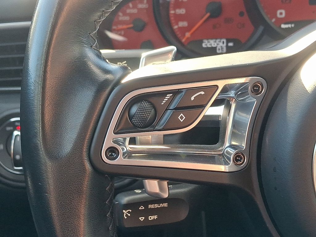 Thumbnail: 2018 Porsche 911 - 21