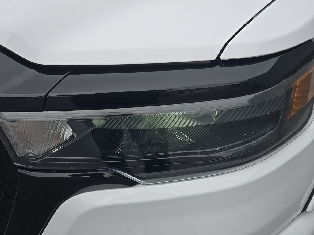 Used 2025 White Ram Big Horn/Lone Star image 10