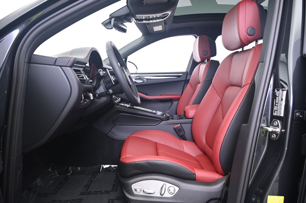 Thumbnail: 2025 Porsche Macan - 29