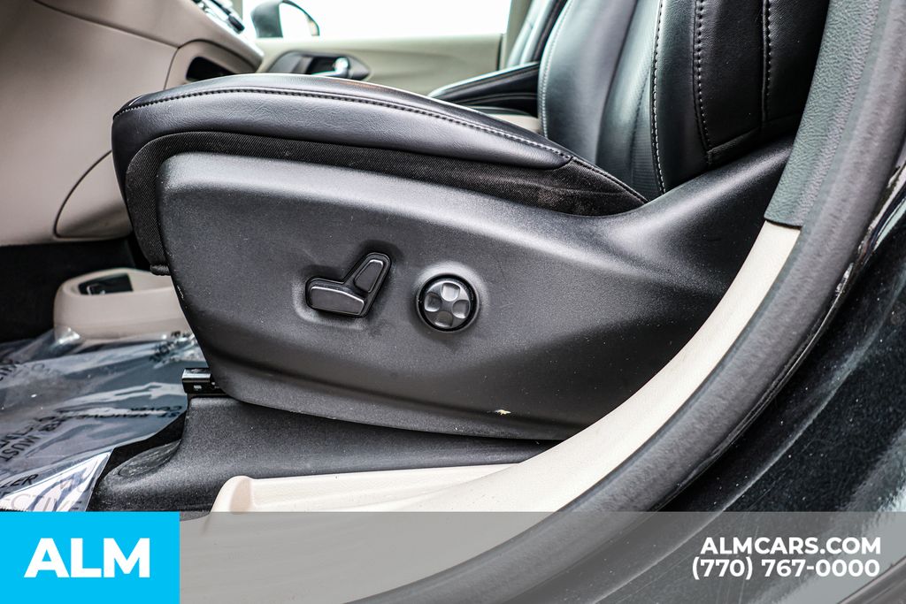 Used 2023 Black Chrysler Touring L image 27