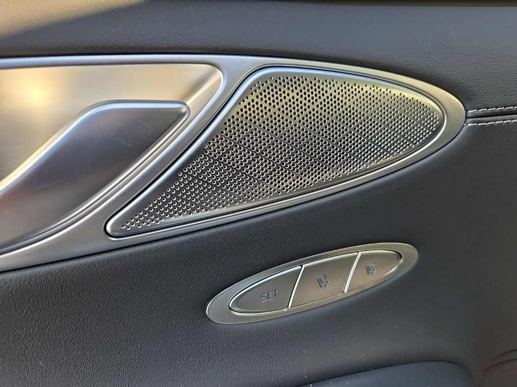 2025 Genesis GV70  19