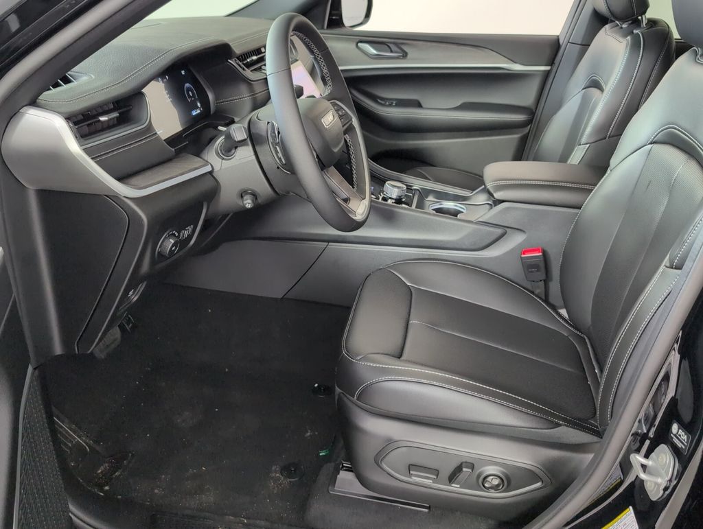 new 2025 Jeep Grand Cherokee car, priced at $42,680