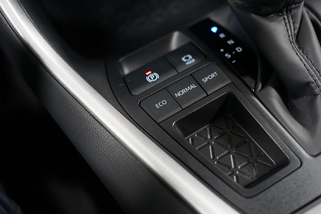 2025 Toyota RAV4 XLE 22